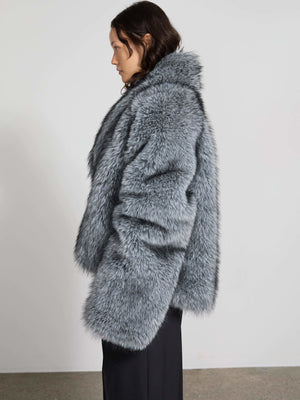 Grå faux fur jakke fra MEOTINE, med en løs pasform og lange ærmer, perfekt til en stilfuld og varm vinterlook.