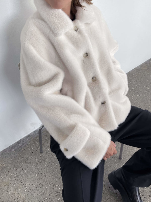 Lys beige jakke med knapper og blød pelslignende tekstur, perfekt til en afslappet stil fra MEOTINE.
