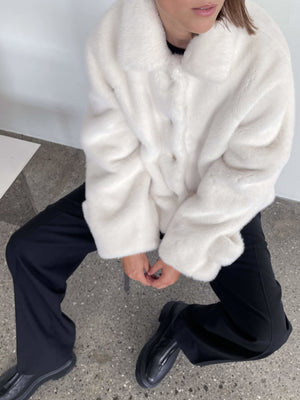 Lys, fluffy jakke fra MEOTINE, der giver et stilfuldt og komfortabelt look, perfekt til kolde dage.