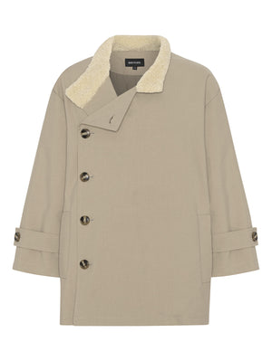 Beige jakke med krave i pelslook og knaplukning, fra MEOTINE, perfekt til efteråret. Elegant og stilfuld.