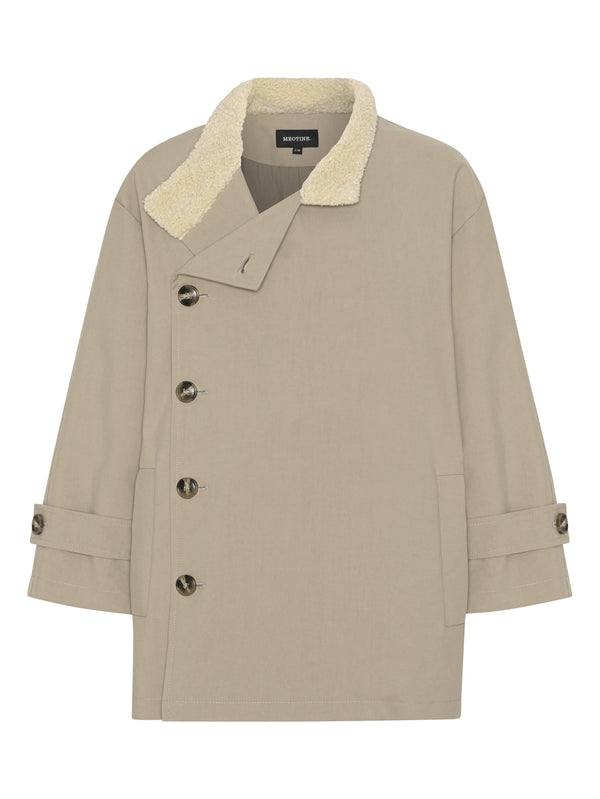 Beige jakke med krave i pelslook og knaplukning, fra MEOTINE, perfekt til efteråret. Elegant og stilfuld.