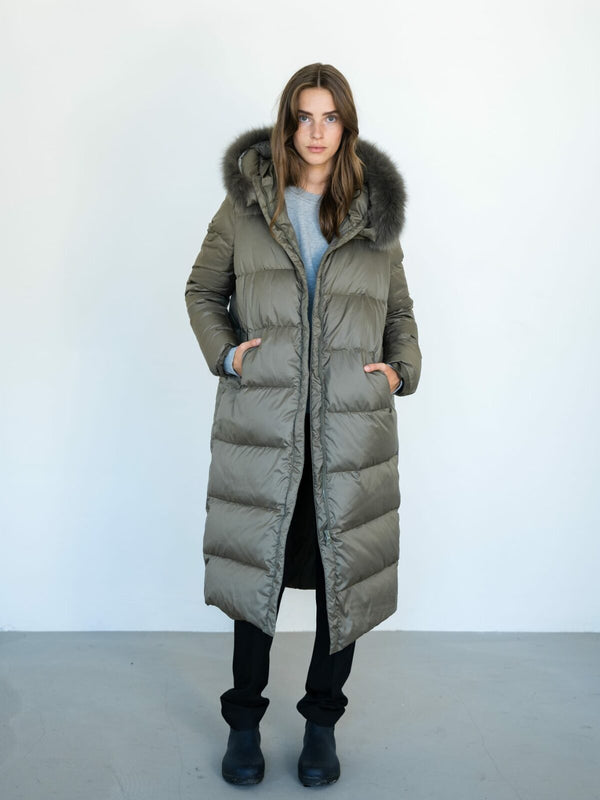 Lang, varm MEOTINE dunjakke med pelskrave, perfekt til kolde dage og stilfulde outfits.