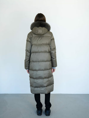 Lang, olivengrøn dunjakke med pelskrave fra MEOTINE, set bagfra. Jakken har en puffer-stil og lange ærmer.