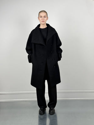 MEOTINE sort uldfrakke med oversized pasform, perfekt til stilfulde og varme outfits.