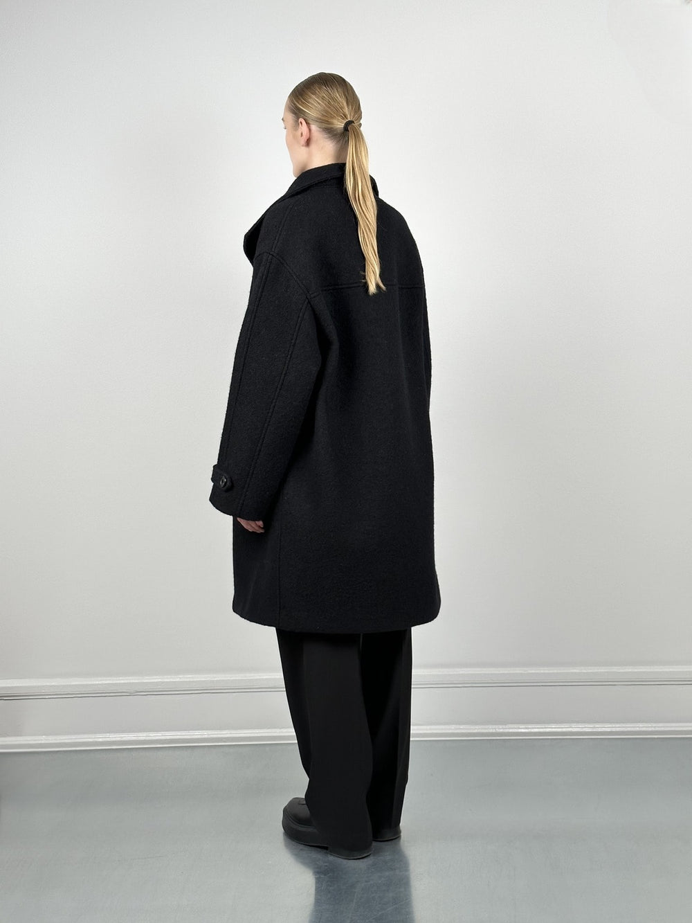 MEOTINE sort uldfrakke med oversized pasform, perfekt til stilfulde og varme outfits.