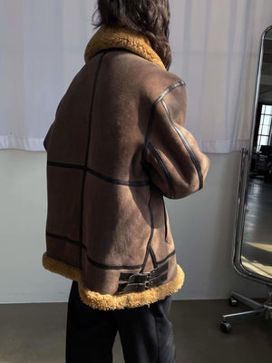 Brun jakke med faux fur-krave og detaljer, der giver et moderne look. Perfekt til en stilfuld garderobe fra MEOTINE.