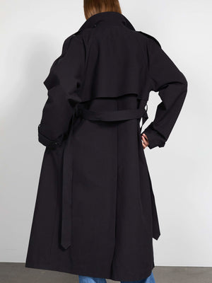 Sort trenchcoat med bælte og rygdetalje fra MEOTINE, set bagfra, perfekt til en stilfuld og moderne garderobe.