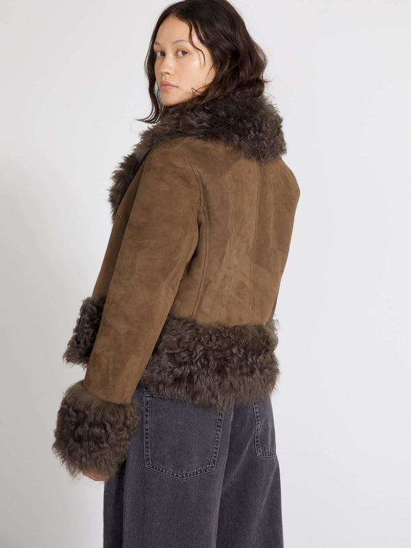 Brun jakke med pelsdetaljer fra MEOTINE, set bagfra, med en afslappet pasform og bløde materialer.
