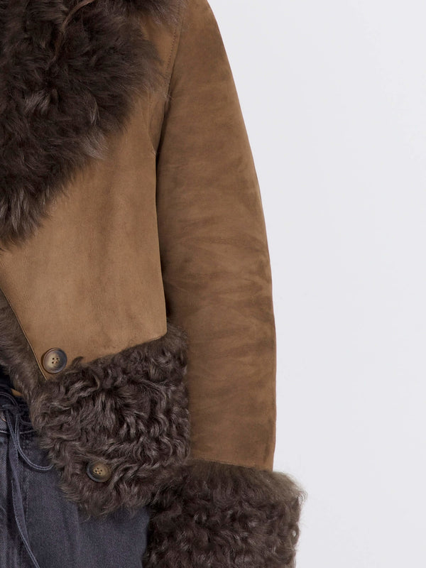 Brun jakke med blødt pelskrave og manchetter, perfekt til efteråret. MEOTINE kombinerer stil og komfort.