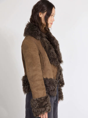 Brun jakke med pelsdetaljer fra MEOTINE, der giver et stilfuldt og varmt look til efteråret. Perfekt til enhver lejlighed.