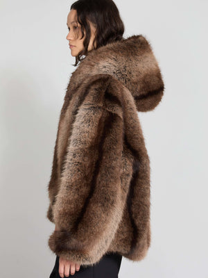 Luksuriøs brun pelsjakke med hætte fra MEOTINE, der giver et elegant og varmt look til enhver lejlighed.