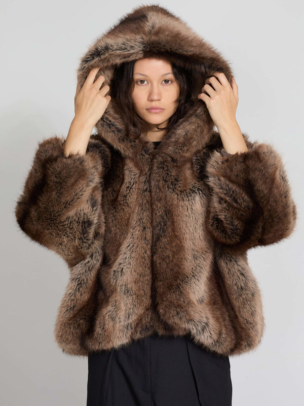 Luksuriøs MEOTINE pelsjakke med hætte, i en varm brun nuance, der giver et stilfuldt og komfortabelt look.
