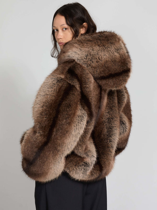 Luksuriøs brun pelsjakke fra MEOTINE med stor hætte, der giver et elegant og varmt look til enhver anledning.