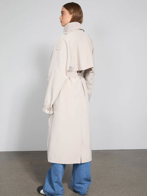 Elegant beige trenchcoat fra MEOTINE, set bagfra med en løs pasform og detaljeret krave, perfekt til enhver lejlighed.