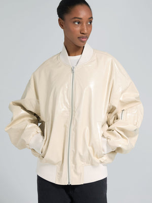 MEOTINE jakke i lys beige med glansfuld finish og oversized pasform, perfekt til enhver lejlighed.