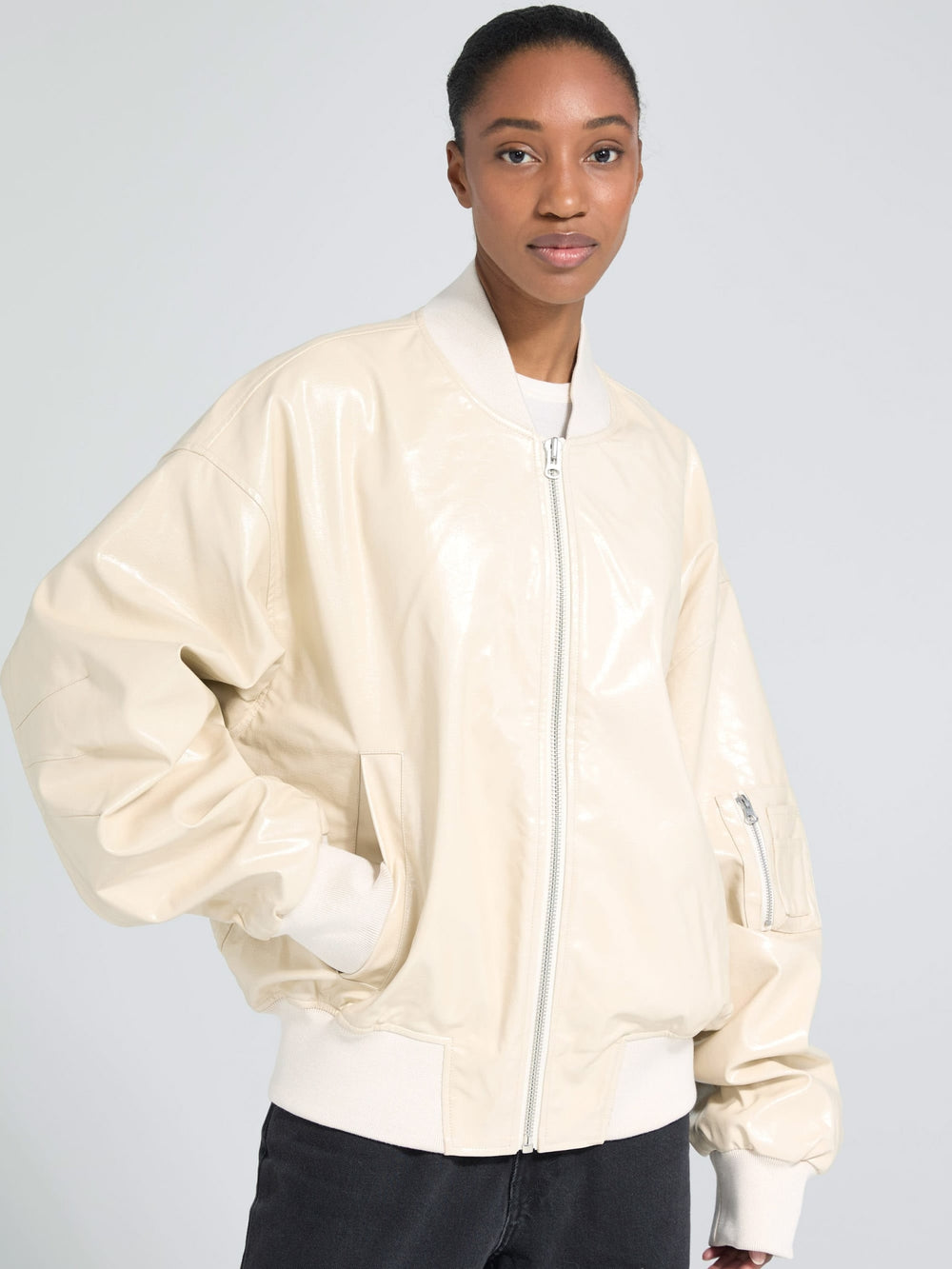 MEOTINE jakke i lys beige med glansfuld finish og oversized pasform, perfekt til enhver lejlighed.