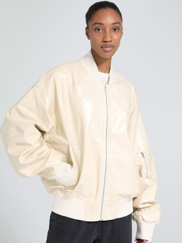 Lys beige bomberjakke fra MEOTINE med rummelige ærmer og lynlås, perfekt til en moderne og afslappet stil.