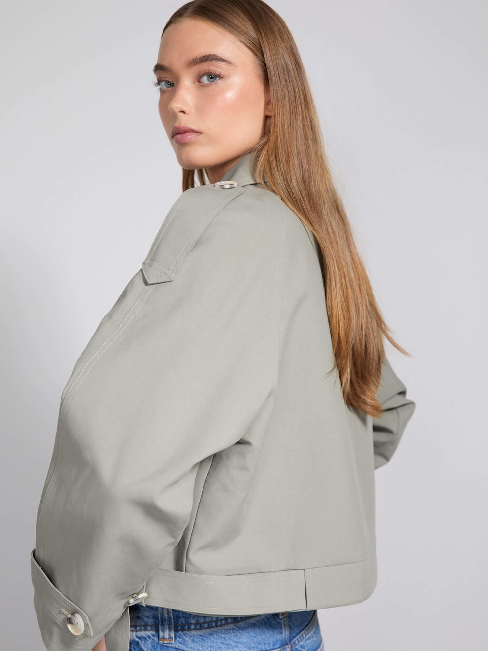 MEOTINE jakke i grå med dobbeltradet knaplukning og bælte, perfekt til en moderne stil.