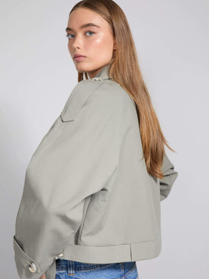 Grå jakke fra MEOTINE med afslappet pasform og detaljerede ærmer, perfekt til en moderne og stilfuld garderobe.