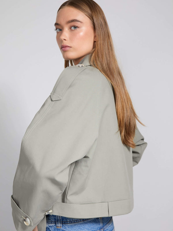 Grå jakke fra MEOTINE med afslappet pasform og detaljerede ærmer, perfekt til en moderne og stilfuld garderobe.