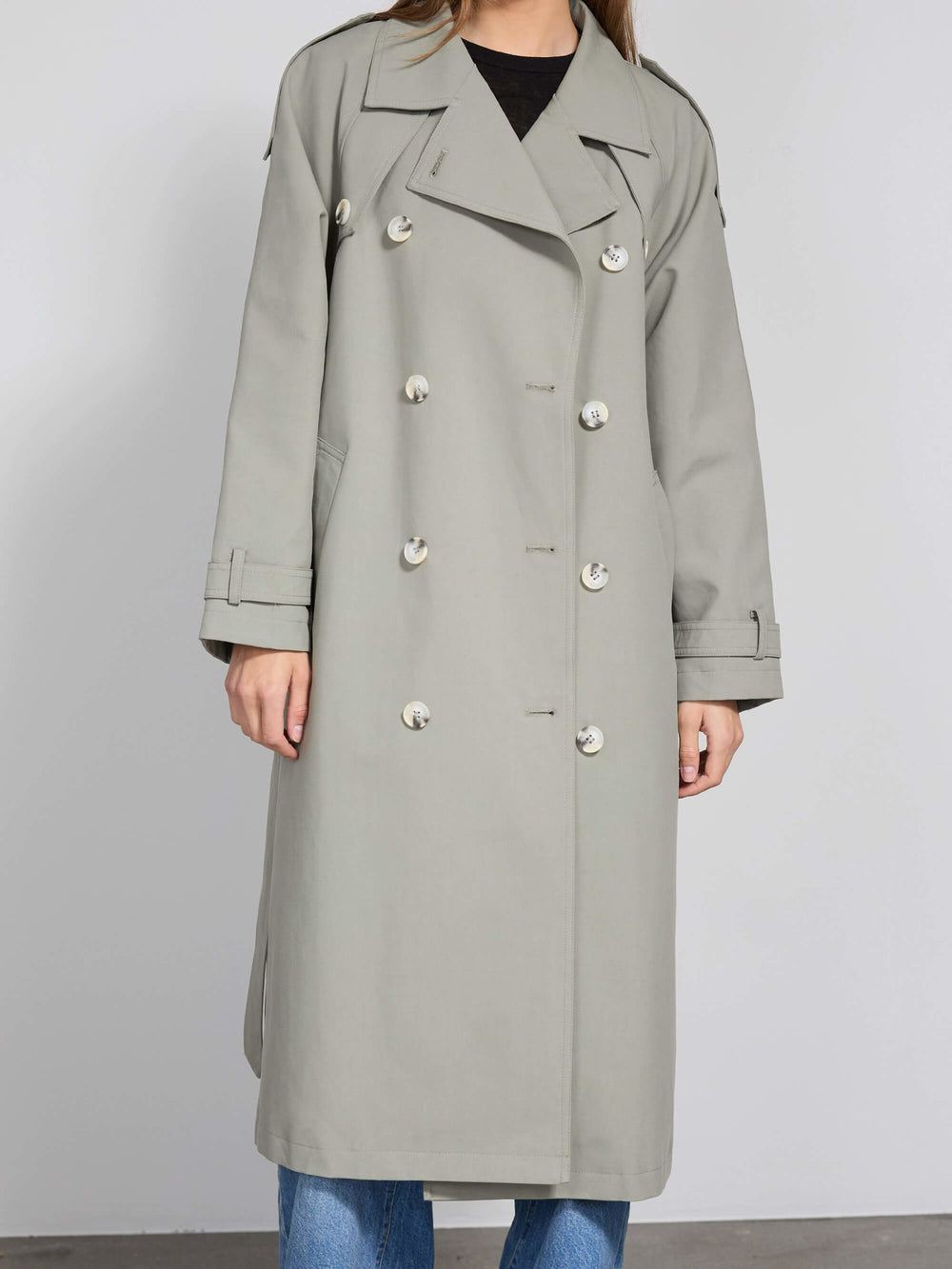 MEOTINE trenchcoat i grå med knapper og lommer, perfekt til stilfulde outfits.