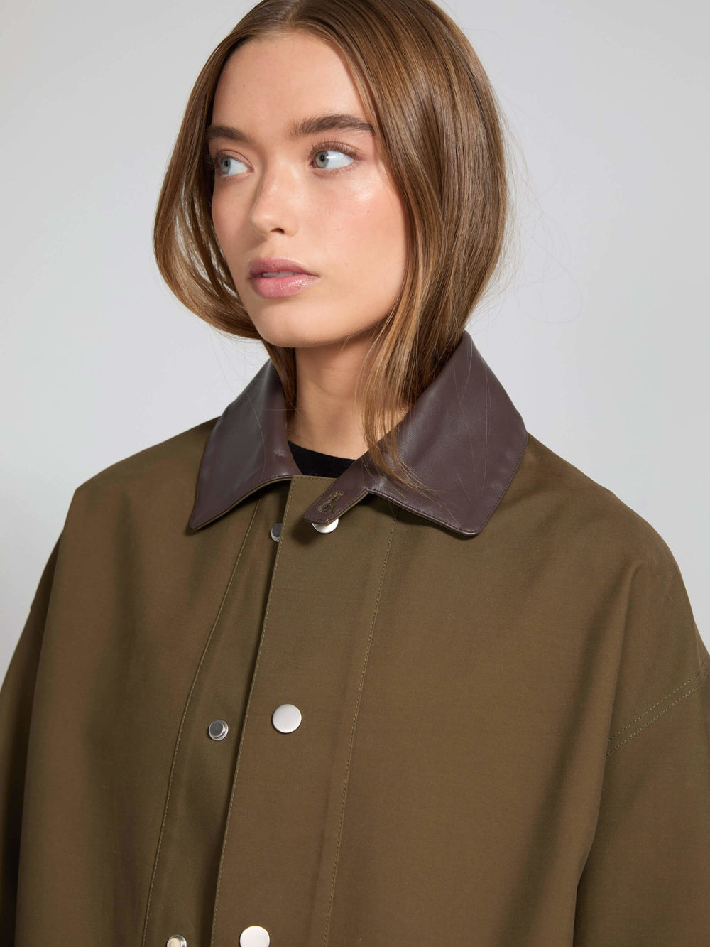 MEOTINE jakke i olivengrøn med læderkrave, perfekt til stilfulde og komfortable outfits.