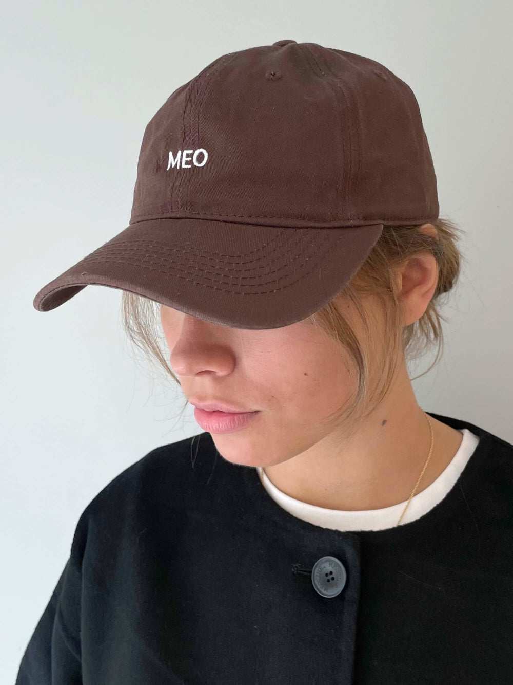 Brun MEOTINE kasket med broderet logo, perfekt til afslappede dage og stilfulde outfits.