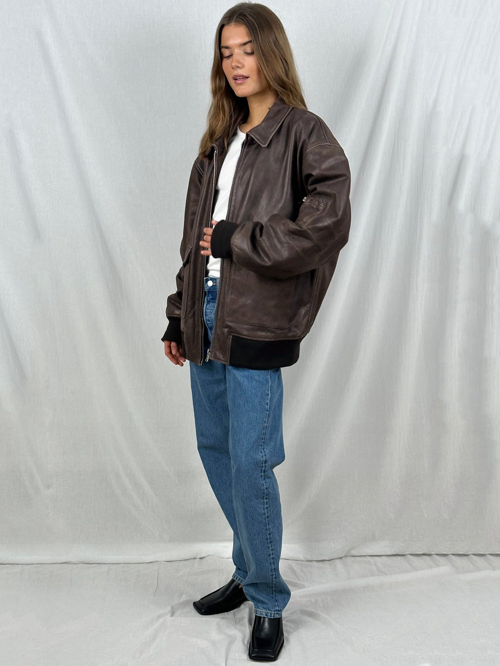 MEOTINE læderjakke i brun med rummelige lommer og afslappet pasform, perfekt til hverdagsbrug.