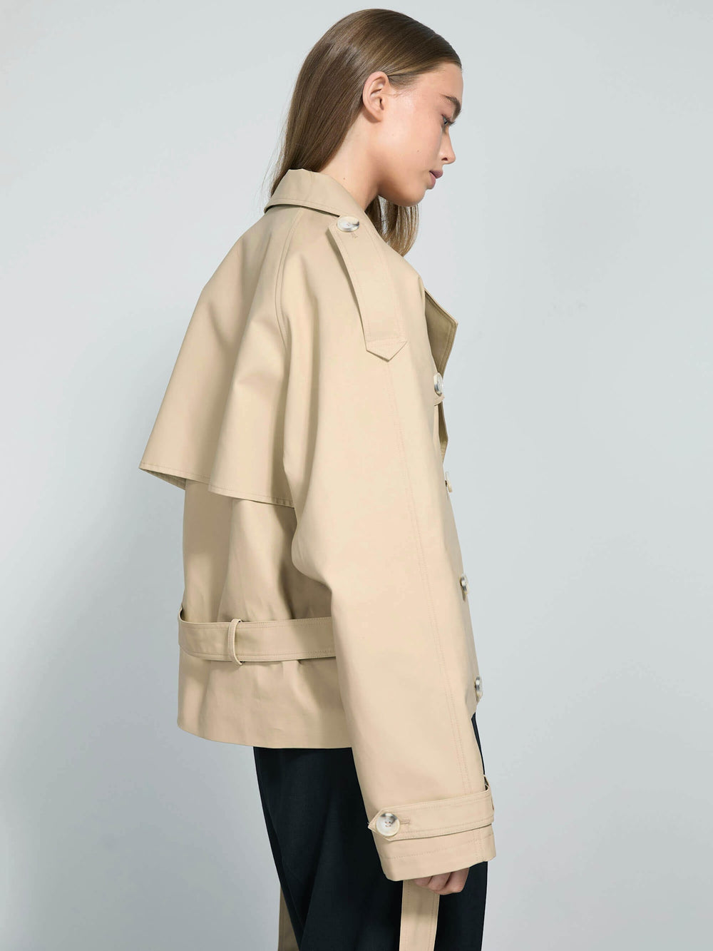 MEOTINE beige trenchcoat med bælte og moderne snit, perfekt til stilfulde outfits.