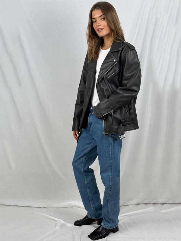 Lækker sort læderjakke fra MEOTINE, stylet med en hvid t-shirt og blå jeans for et moderne, afslappet look.