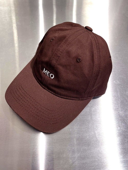 Brun MEOTINE kasket med broderet logo, perfekt til afslappede dage og stilfulde outfits.