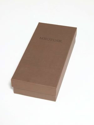 Brun gaveæske med MEOTINE's logo, elegant og minimalistisk design, perfekt til opbevaring af smykker eller gaver.