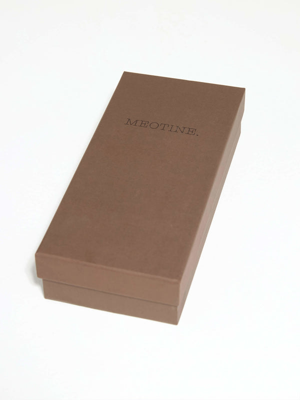 Brun gaveæske med MEOTINE's logo, elegant og minimalistisk design, perfekt til opbevaring af smykker eller gaver.