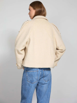 Lys beige jakke med struktur og klassisk krave, perfekt til en afslappet stil. MEOTINE tilføjer et moderne touch.