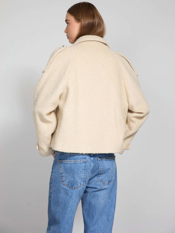 Lys beige jakke med struktur og klassisk krave, perfekt til en afslappet stil. MEOTINE tilføjer et moderne touch.