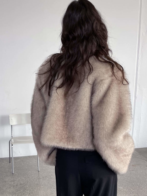 Lys beige, fluffy jakke set bagfra, perfekt til efteråret. MEOTINE tilføjer stil og komfort til din garderobe.