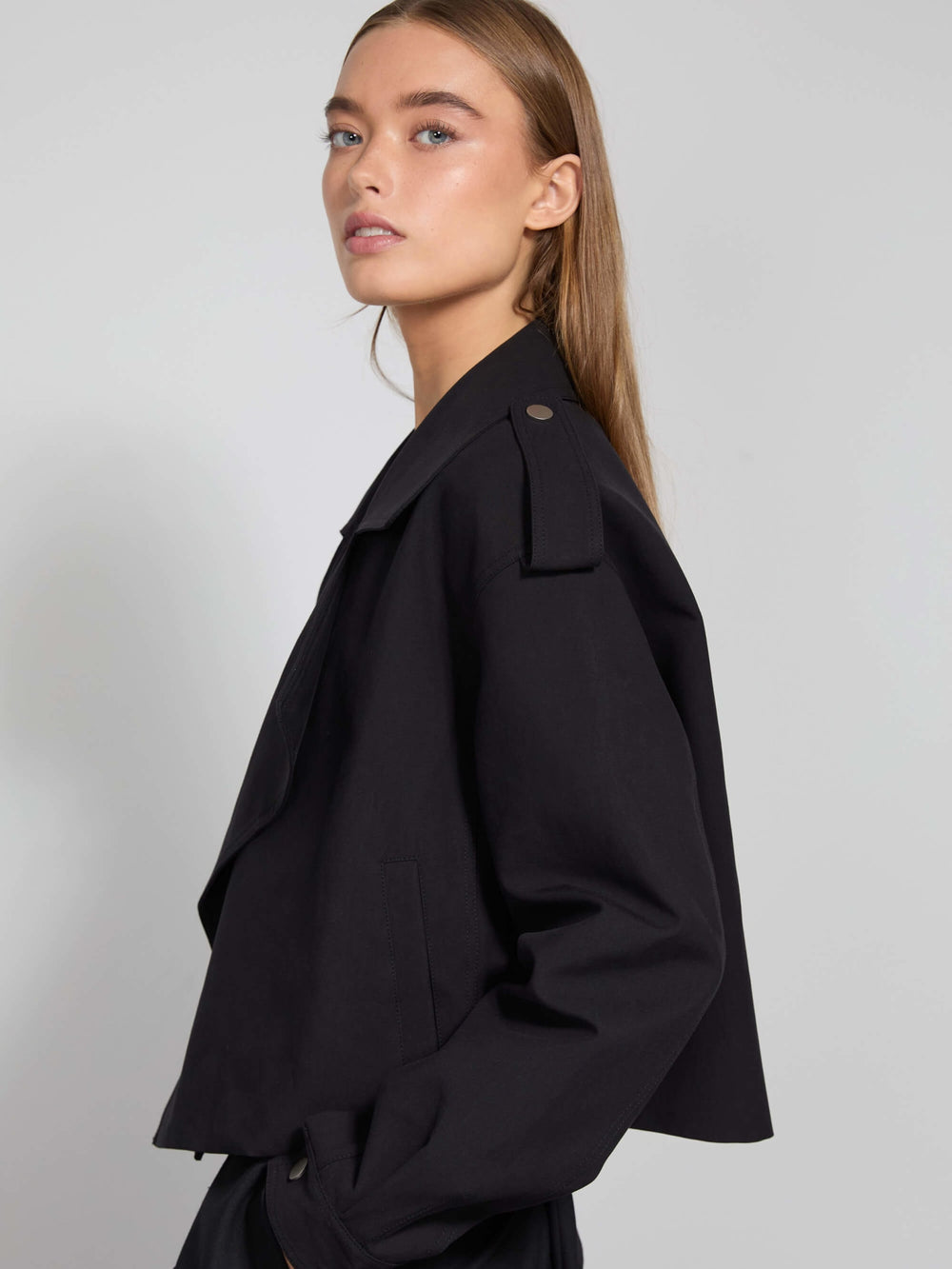 MEOTINE jakke med oversize pasform og bælte, perfekt til en moderne og stilfuld garderobe.