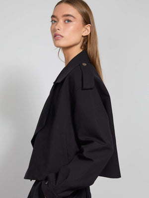 Sort jakke fra MEOTINE med cropped design og detaljerede knaplukninger, perfekt til en moderne og stilfuld garderobe.