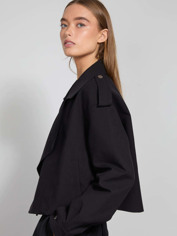 Sort jakke fra MEOTINE med cropped design og detaljerede knaplukninger, perfekt til en moderne og stilfuld garderobe.