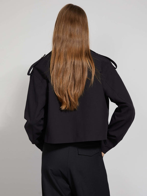 Sort jakke med detaljerede skuldre og en kort pasform, perfekt til en moderne garderobe. MEOTINE tilføjer stil og elegance.