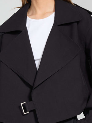 Sort jakke med bred krave og bælte, perfekt til en moderne stil. MEOTINE tilføjer elegance til dit outfit.