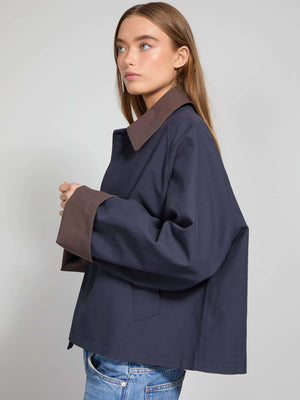 Løs navy jakke med brune detaljer og brede ærmer, perfekt til en afslappet stil fra MEOTINE.