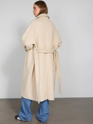 Lys beige frakke med bælte og store ærmer, perfekt til en afslappet stil. MEOTINE tilføjer elegance til din garderobe.