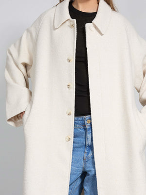 Lys beige frakke med knapper og store lommer, perfekt til efteråret. MEOTINE tilføjer stil og komfort til din garderobe.