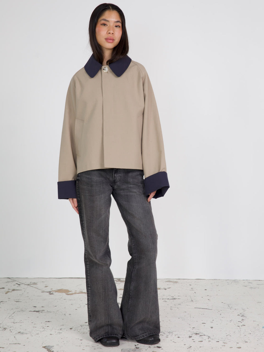 MEOTINE jakke med store knapper og kontrastfarvede ærmer, perfekt til en stilfuld hverdag.