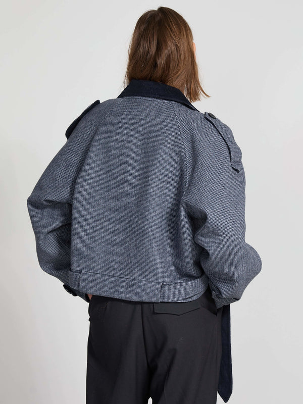 Kort, navyblå jakke med struktureret stof og detaljer som skulderklapper. Perfekt til en moderne garderobe fra MEOTINE.