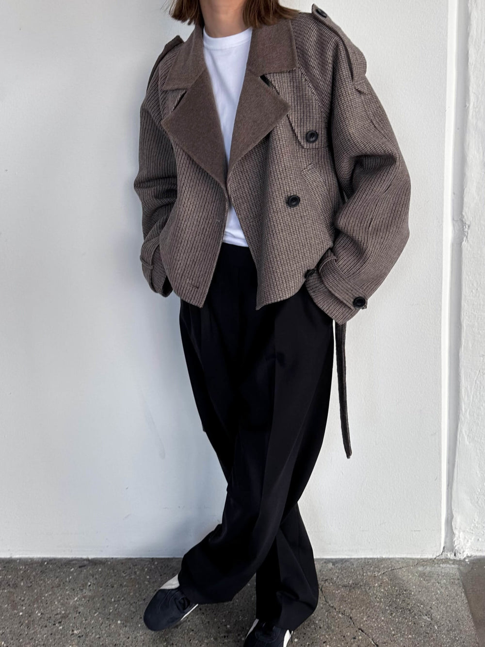 MEOTINE jakke i brun ternet design med dobbelte knapper og oversized pasform. Perfekt til efteråret.