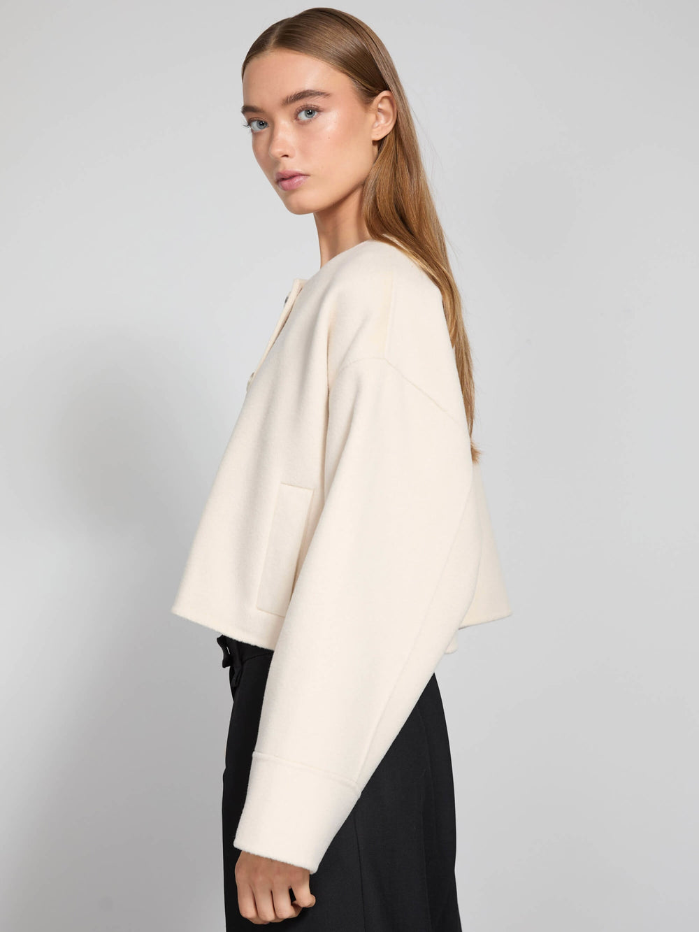 MEOTINE jakke i lys beige med knapper og rummelige lommer, perfekt til en stilfuld hverdag.