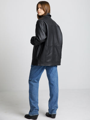 Sort læderjakke fra MEOTINE, med en afslappet pasform og klassisk design, perfekt til en moderne garderobe.