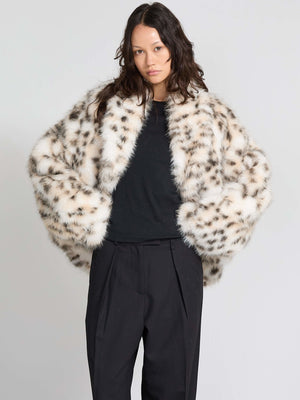 Lækker MEOTINE pelsjakke med leopardmønster, der giver et stilfuldt og luksuriøst look til enhver lejlighed.